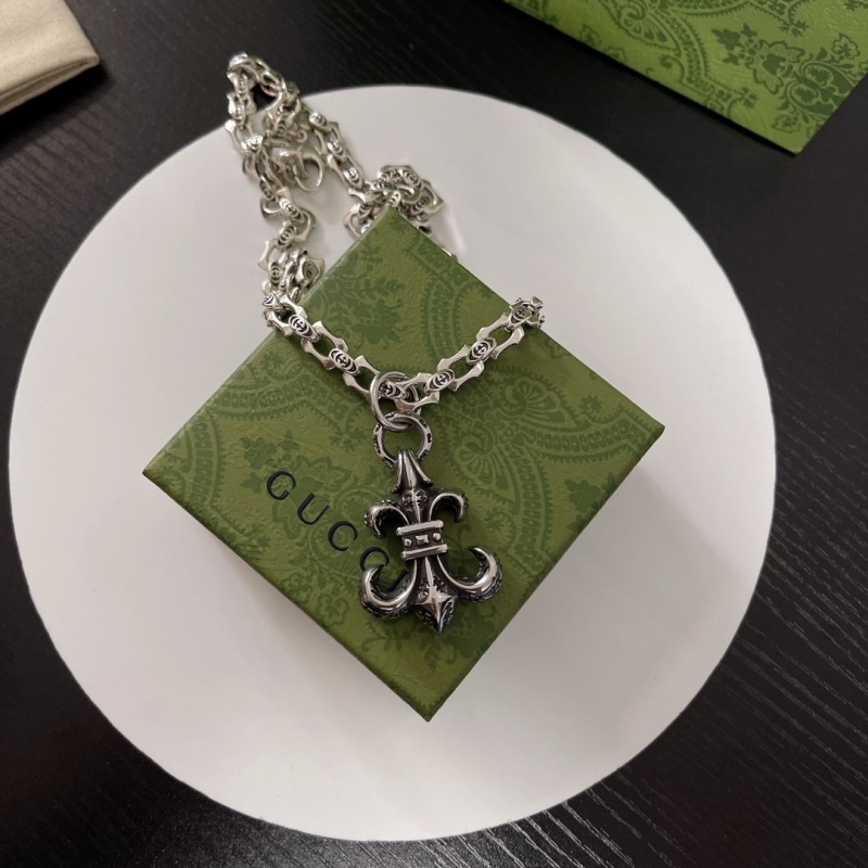 G*u*i necklaces